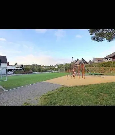 Fam.bolig I Barnevennlig Omrade,200m Til Badevann! * 크리스티안산